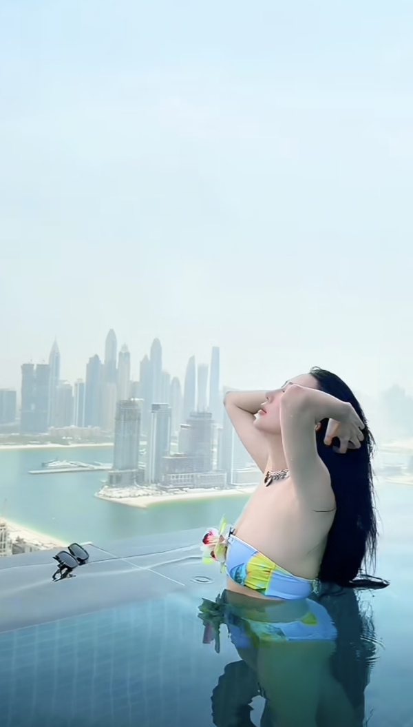 前TVB小生夫婦豪遊杜拜周身名牌放閃!嫩妻5年抱4比堅尼上陣曬超狂身材