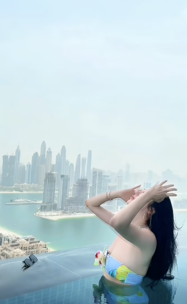 前TVB小生夫婦豪遊杜拜周身名牌放閃!嫩妻5年抱4比堅尼上陣曬超狂身材