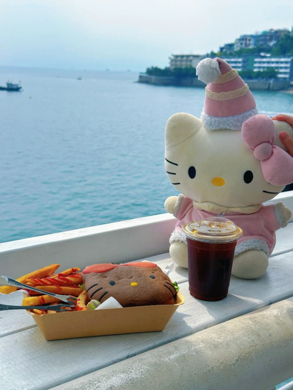 深圳南澳海邊Hello Kitty Cafe絕美打卡玻璃海!歎得意Kitty頭漢堡包附交通