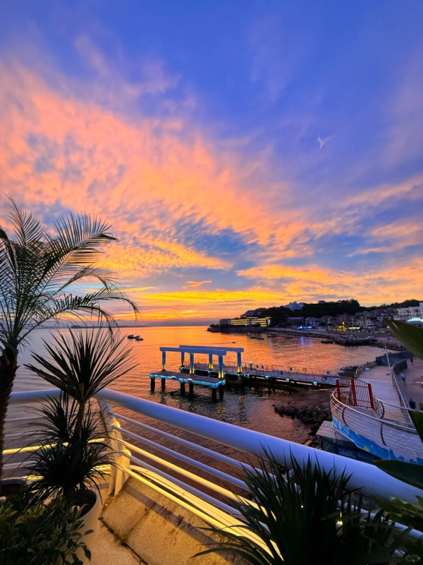 深圳南澳海邊Hello Kitty Cafe絕美打卡玻璃海!歎得意Kitty頭漢堡包附交通