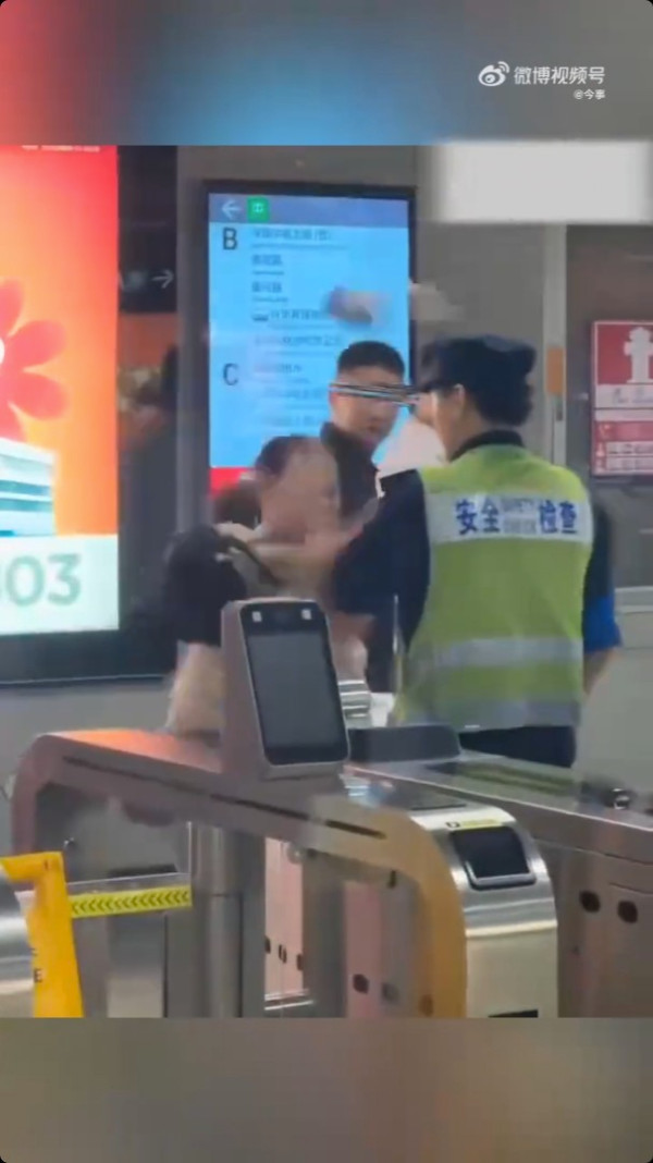 有片!深圳地鐵安檢員遇襲 女子火爆追打職員終被反手擒拿