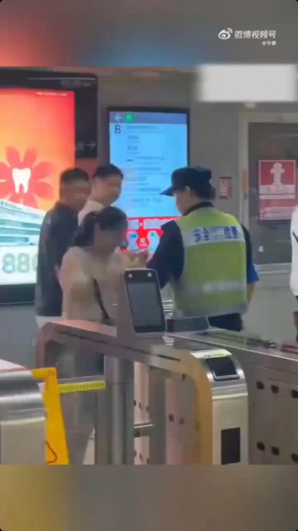 有片!深圳地鐵安檢員遇襲 女子火爆追打職員終被反手擒拿