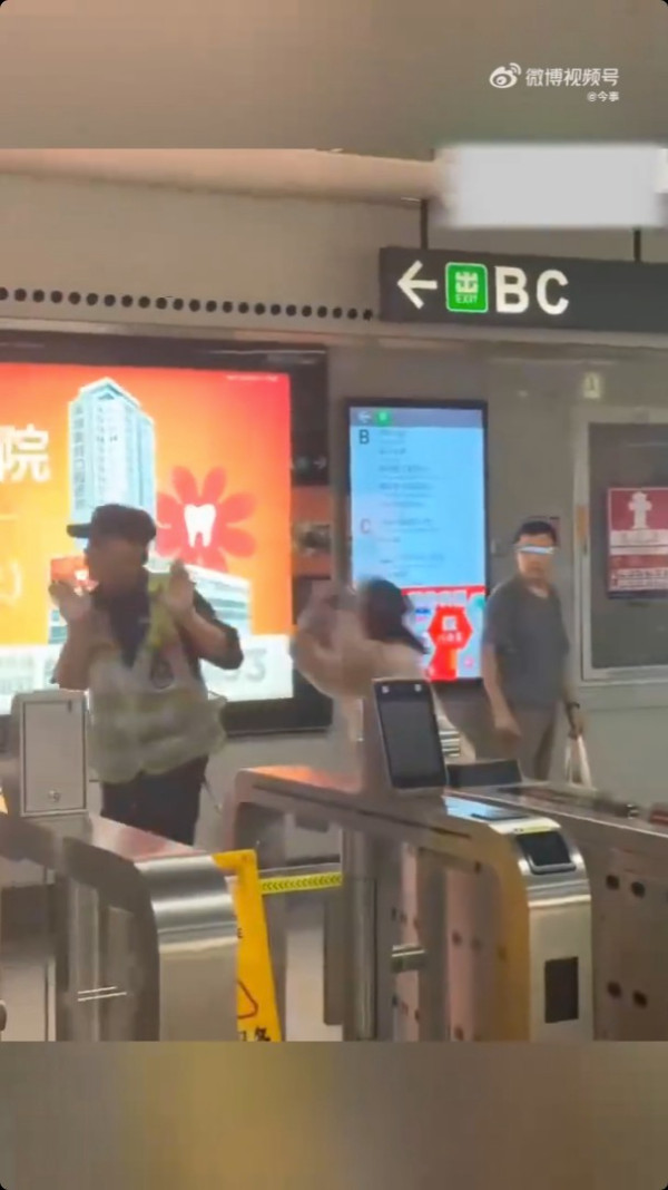 有片!深圳地鐵安檢員遇襲 女子火爆追打職員終被反手擒拿