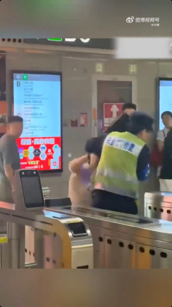 有片!深圳地鐵安檢員遇襲 女子火爆追打職員終被反手擒拿