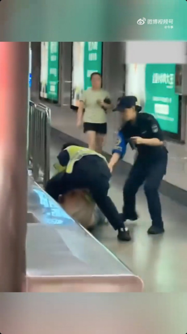 有片!深圳地鐵安檢員遇襲 女子火爆追打職員終被反手擒拿