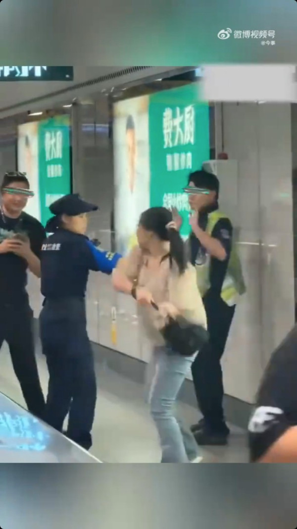 有片!深圳地鐵安檢員遇襲 女子火爆追打職員終被反手擒拿
