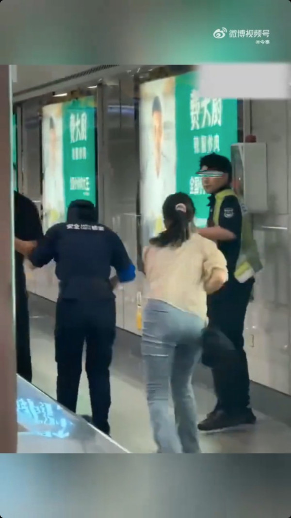 有片!深圳地鐵安檢員遇襲 女子火爆追打職員終被反手擒拿