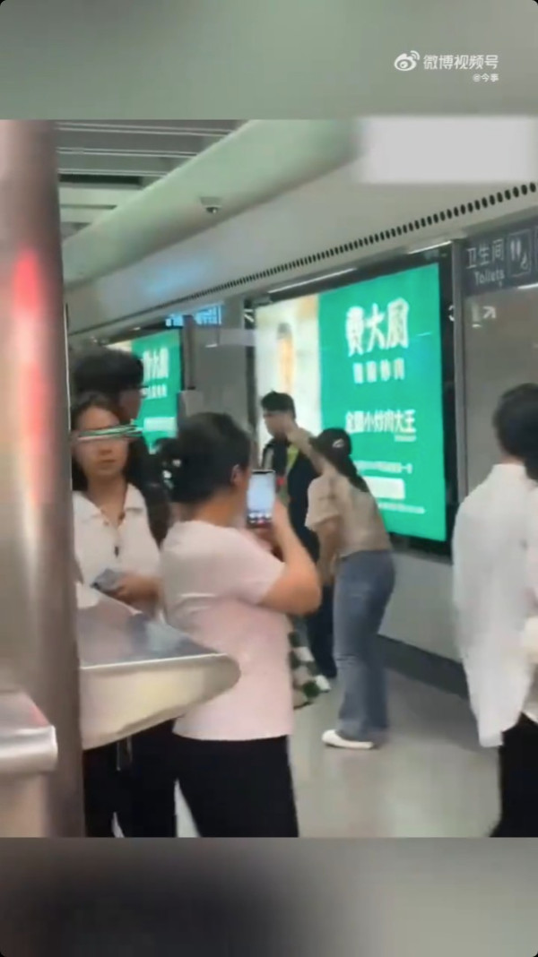 有片!深圳地鐵安檢員遇襲 女子火爆追打職員終被反手擒拿