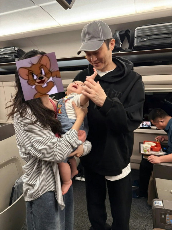 張智霖坐高鐵幫女乘客搬巨型行李 善心行為獲表揚上熱搜：又帥又穩 