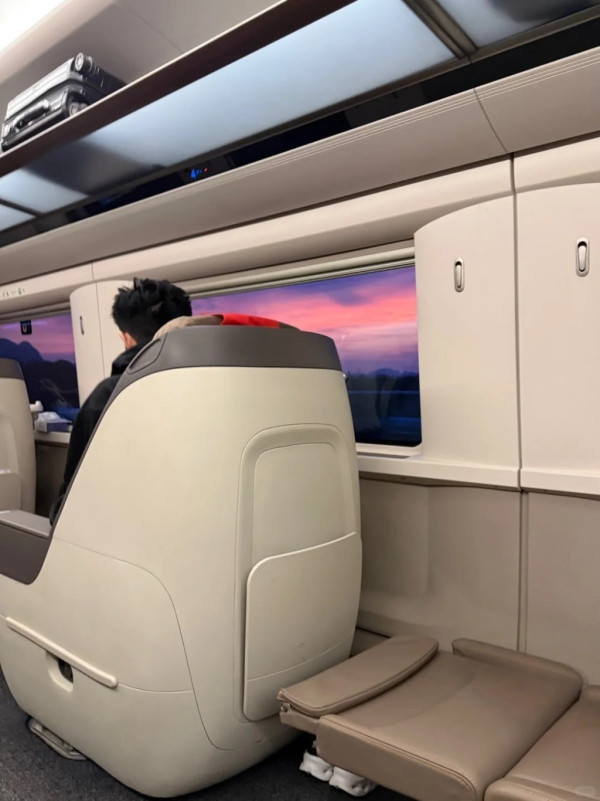 張智霖坐高鐵幫女乘客搬巨型行李 善心行為獲表揚上熱搜：又帥又穩 