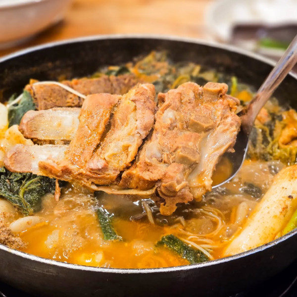 東廟24小時馬鈴薯排骨湯。圖片來源:IG@Aniko0605 東廟24小時馬鈴薯排骨湯。圖片來源:IG@Aniko0605