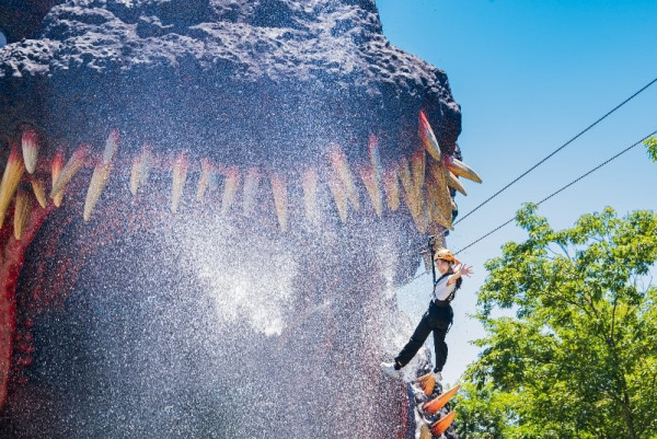 日本哥斯拉樂園宣傳照爆紅！三女生持槍迎擊巨獸 1個小細節網民笑翻 