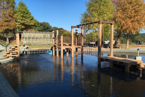 日本哥斯拉樂園宣傳照爆紅！三女生持槍迎擊巨獸 1個小細節網民笑翻 