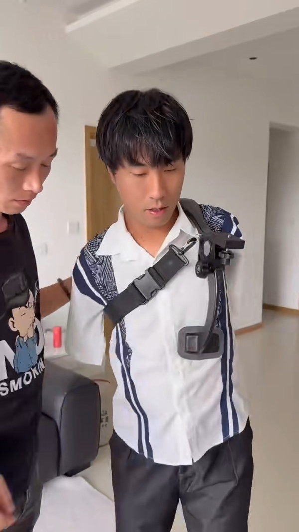 李金凱因一件事決定試裝金屬機械手 興奮自稱「變形金剛」：我有雙手了！