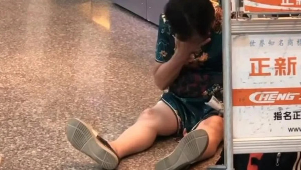 七旬婦機場崩潰！行李超重哭喊沒有錢癱軟在地 苦求地勤驚動警方結局讓人意外 