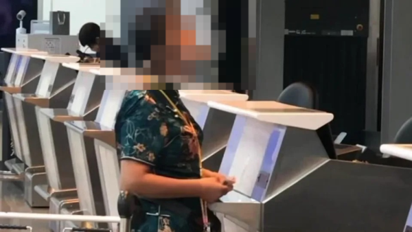 七旬婦機場崩潰！行李超重哭喊沒有錢癱軟在地 苦求地勤驚動警方結局讓人意外 