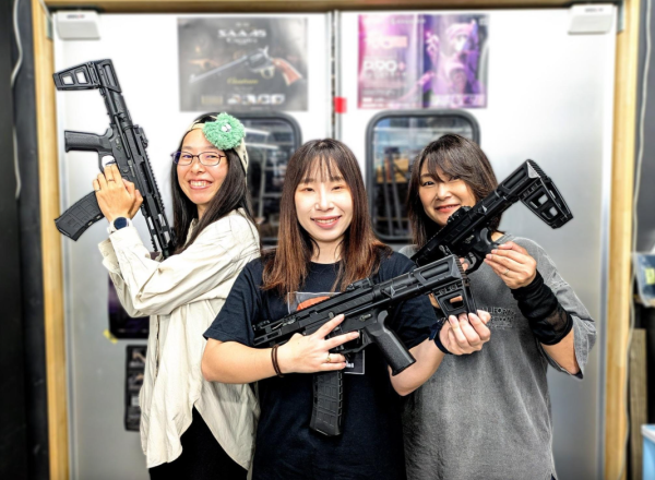 日本哥斯拉樂園宣傳照爆紅！三女生持槍迎擊巨獸 1個小細節網民笑翻 