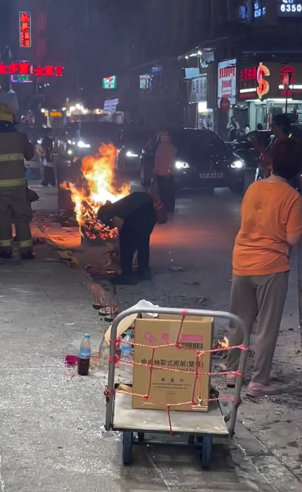 旺角鬼節燒街衣火勢誇張 飄起滾滾白煙 網民熱議：以為火燭