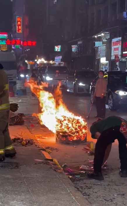 旺角鬼節燒街衣火勢誇張 飄起滾滾白煙 網民熱議：以為火燭