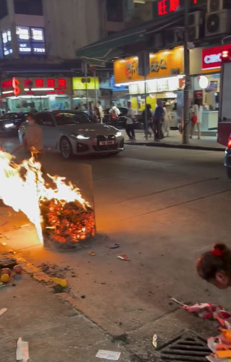 旺角鬼節燒街衣火勢誇張 飄起滾滾白煙 網民熱議：以為火燭