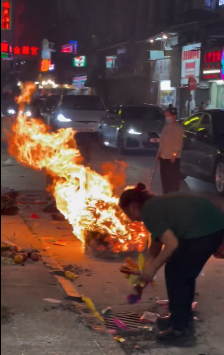 旺角鬼節燒街衣火勢誇張 飄起滾滾白煙 網民熱議：以為火燭