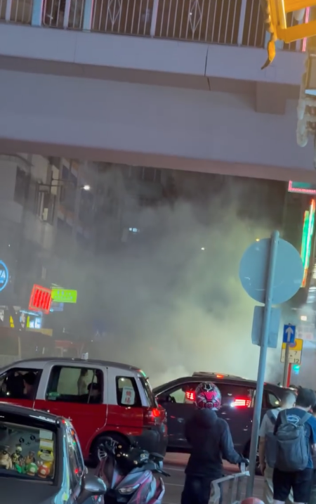 旺角鬼節燒街衣火勢誇張 飄起滾滾白煙 網民熱議：以為火燭