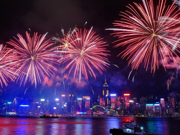 2025年十一國慶煙花匯演將會在10月1日（星期三），晚上8時舉行。（圖片來源︰旅發局）