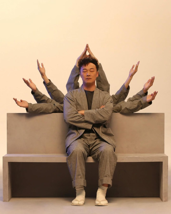 陳奕迅親生哥哥容貌曝光激似雙胞胎  倒模五官震驚網民：兩個人真的好像！