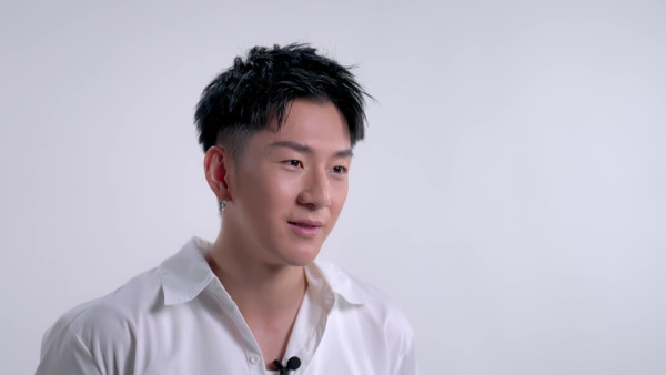 女神配對計劃｜Eddie開拍前五日單拖飛日本拍片 富士山下浪漫合影獲封「教科書級別禮物」