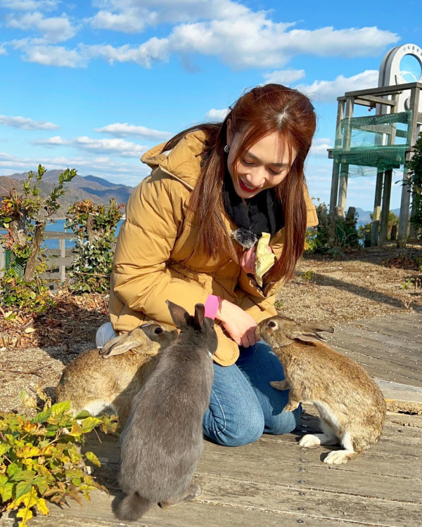 前港姐冠軍成碟花膠餵愛犬食惹熱議 超級富養極盡奢華！網民：隻狗過得好過我