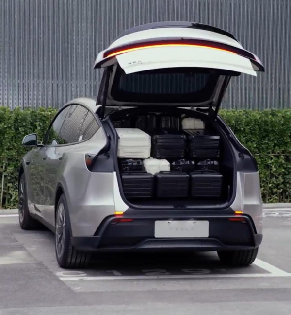 Tesla Model Y L 挑戰「大胃王」最多竟可放XX個行李箱？