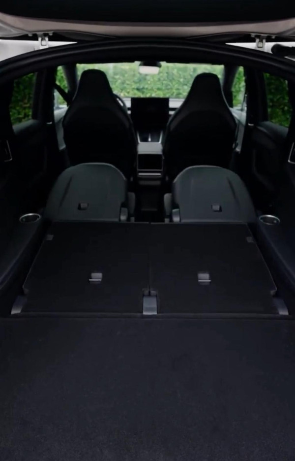 Tesla Model Y L 挑戰「大胃王」最多竟可放XX個行李箱？