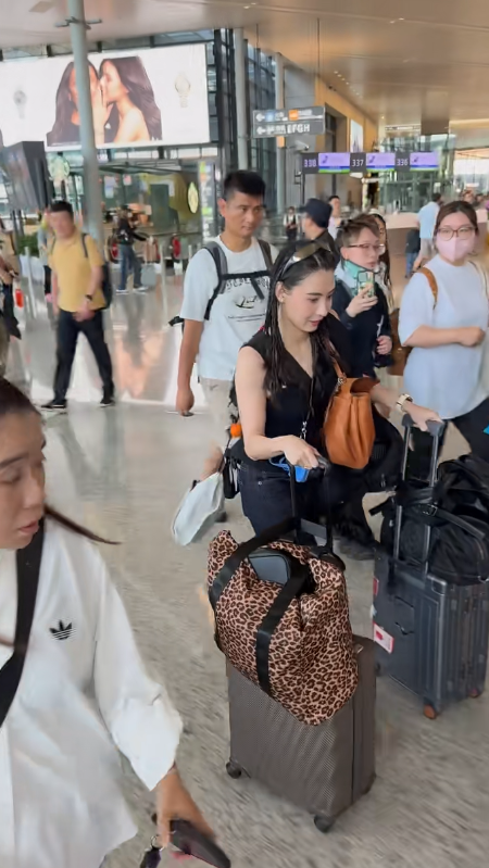 張栢芝現身機場零濾鏡狀態曝光 親自推兩大箱行李被讚零架子 