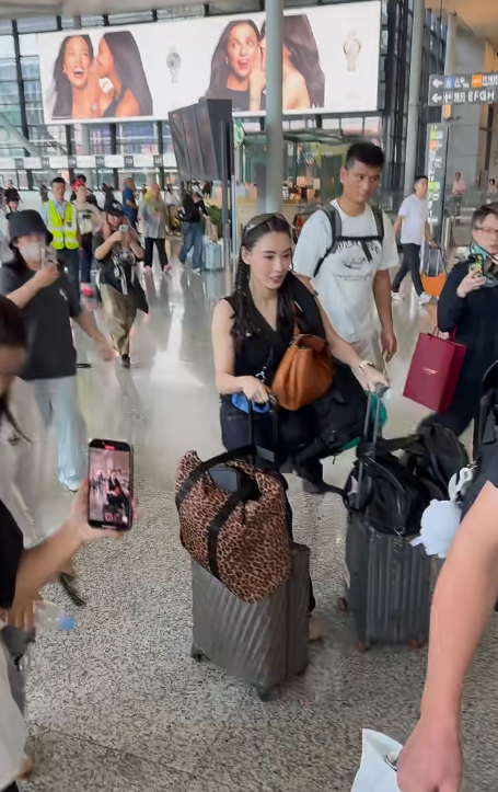 張栢芝現身機場零濾鏡狀態曝光 親自推兩大箱行李被讚零架子 