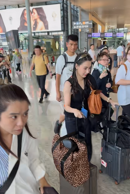 張栢芝現身機場零濾鏡狀態曝光 親自推兩大箱行李被讚零架子 