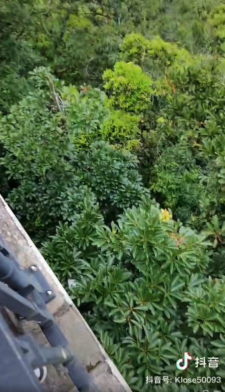 【有片】內地女行山跌iPhone報警求助 警員瞓身冒險拾回要求做一事 網民熱議：免費工人？