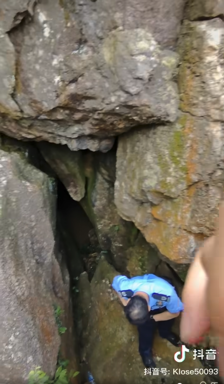 【有片】內地女行山跌iPhone報警求助 警員瞓身冒險拾回要求做一事 網民熱議：免費工人？