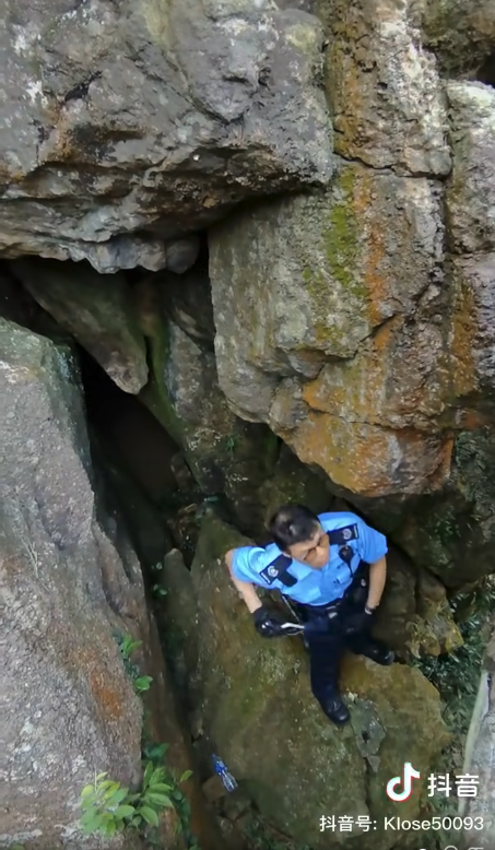 【有片】內地女行山跌iPhone報警求助 警員瞓身冒險拾回要求做一事 網民熱議：免費工人？