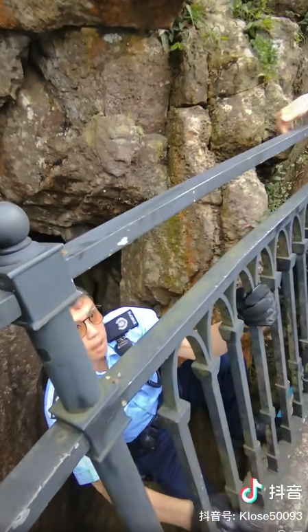 【有片】內地女行山跌iPhone報警求助 警員瞓身冒險拾回要求做一事 網民熱議：免費工人？