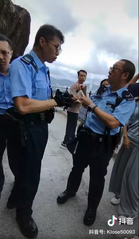 【有片】內地女行山跌iPhone報警求助 警員瞓身冒險拾回要求做一事 網民熱議：免費工人？