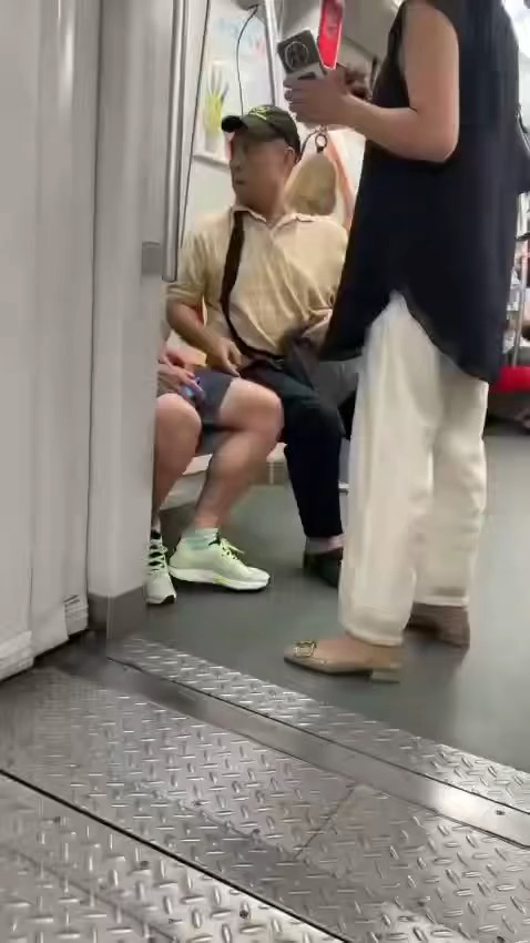 港人深圳地鐵MMA!? 阿伯兜巴星勞氣大叔飛腳還拖被扯走  黑衫女英勇勸停獲封MVP