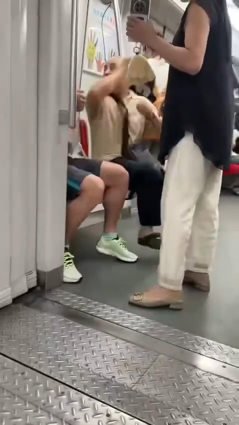 港人深圳地鐵MMA!? 阿伯兜巴星勞氣大叔飛腳還拖被扯走  黑衫女英勇勸停獲封MVP