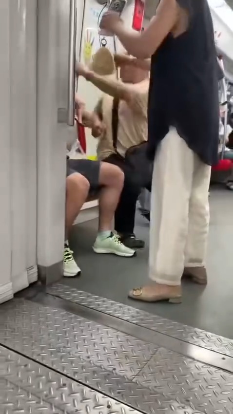 港人深圳地鐵MMA!? 阿伯兜巴星勞氣大叔飛腳還拖被扯走  黑衫女英勇勸停獲封MVP