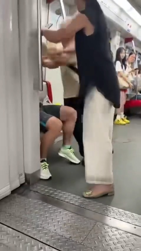 港人深圳地鐵MMA!? 阿伯兜巴星勞氣大叔飛腳還拖被扯走  黑衫女英勇勸停獲封MVP