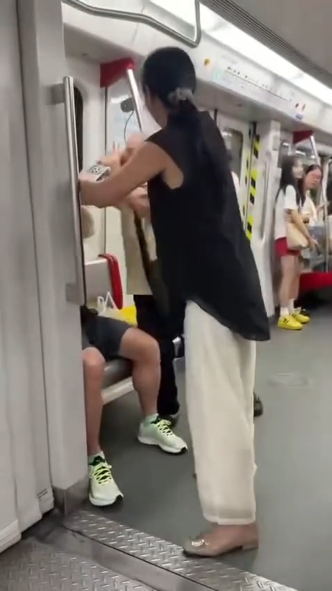 港人深圳地鐵MMA!? 阿伯兜巴星勞氣大叔飛腳還拖被扯走  黑衫女英勇勸停獲封MVP