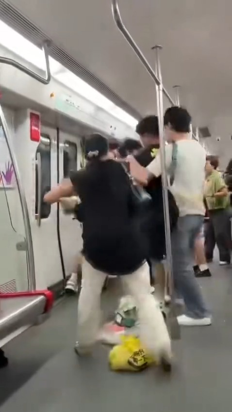 港人深圳地鐵MMA!? 阿伯兜巴星勞氣大叔飛腳還拖被扯走  黑衫女英勇勸停獲封MVP