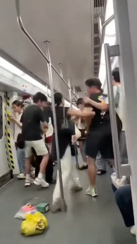 港人深圳地鐵MMA!? 阿伯兜巴星勞氣大叔飛腳還拖被扯走  黑衫女英勇勸停獲封MVP