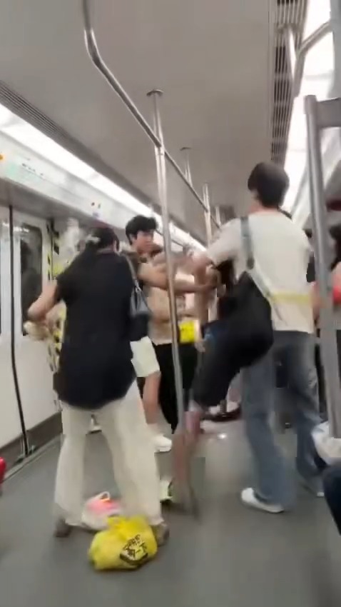 港人深圳地鐵MMA!? 阿伯兜巴星勞氣大叔飛腳還拖被扯走  黑衫女英勇勸停獲封MVP