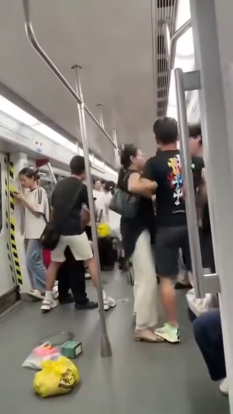 港人深圳地鐵MMA!? 阿伯兜巴星勞氣大叔飛腳還拖被扯走  黑衫女英勇勸停獲封MVP
