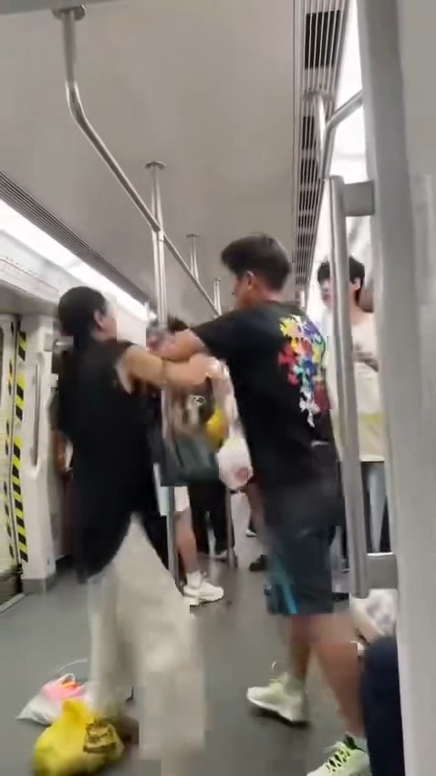 港人深圳地鐵MMA!? 阿伯兜巴星勞氣大叔飛腳還拖被扯走  黑衫女英勇勸停獲封MVP